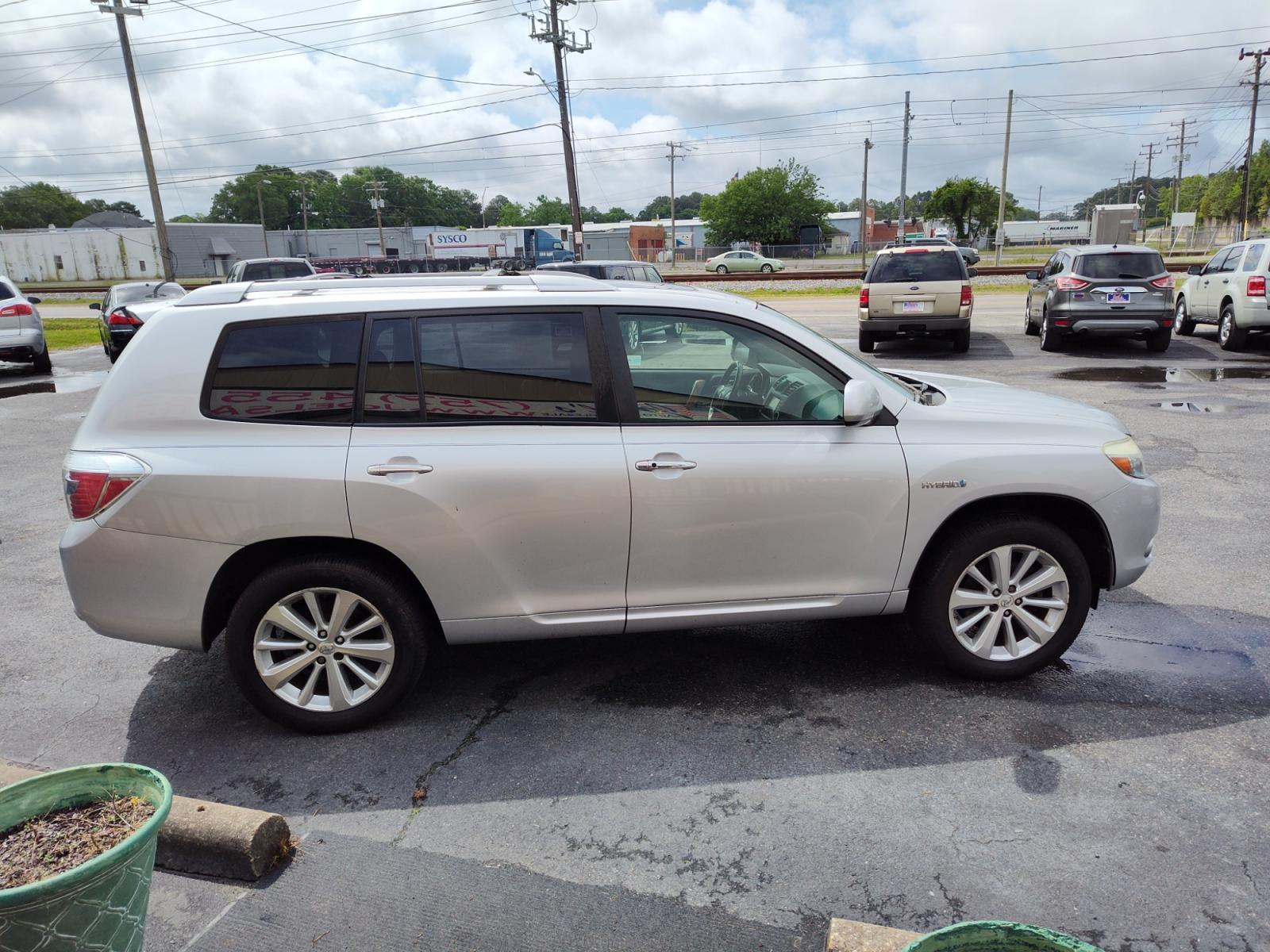 2008 Silver /Gray Toyota Highlander Hybrid (JTEEW44A182) with an 3.3 V6 engine, CVT transmission, located at 5700 Curlew Drive, Norfolk, VA, 23502, (757) 455-6330, 36.841885, -76.209412 - - Photo #16